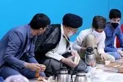 افطار رئیس جمهور در روز اول ماه رمضان همراه با ایتام+ عکس