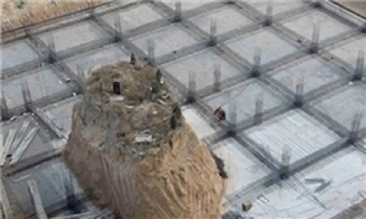 قبری در میان آسمان خراش چینی + عکس