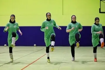 تمرین پر نشاط جوانان فوتسال بانوان در مشهد/ گزارش تصویری