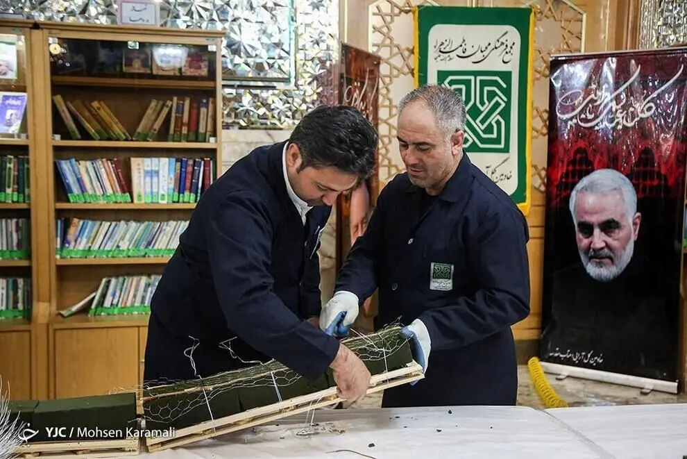 گل آرایی ضریح مطهر حضرت معصومه(س)/ گزارش تصویری 