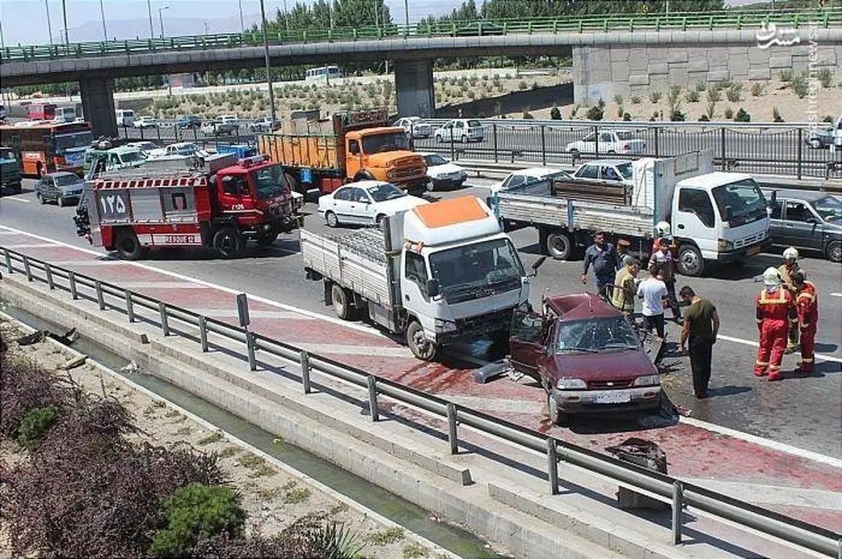 له شدن پراید در تصادف با کامیونت در تهران/ عکس
