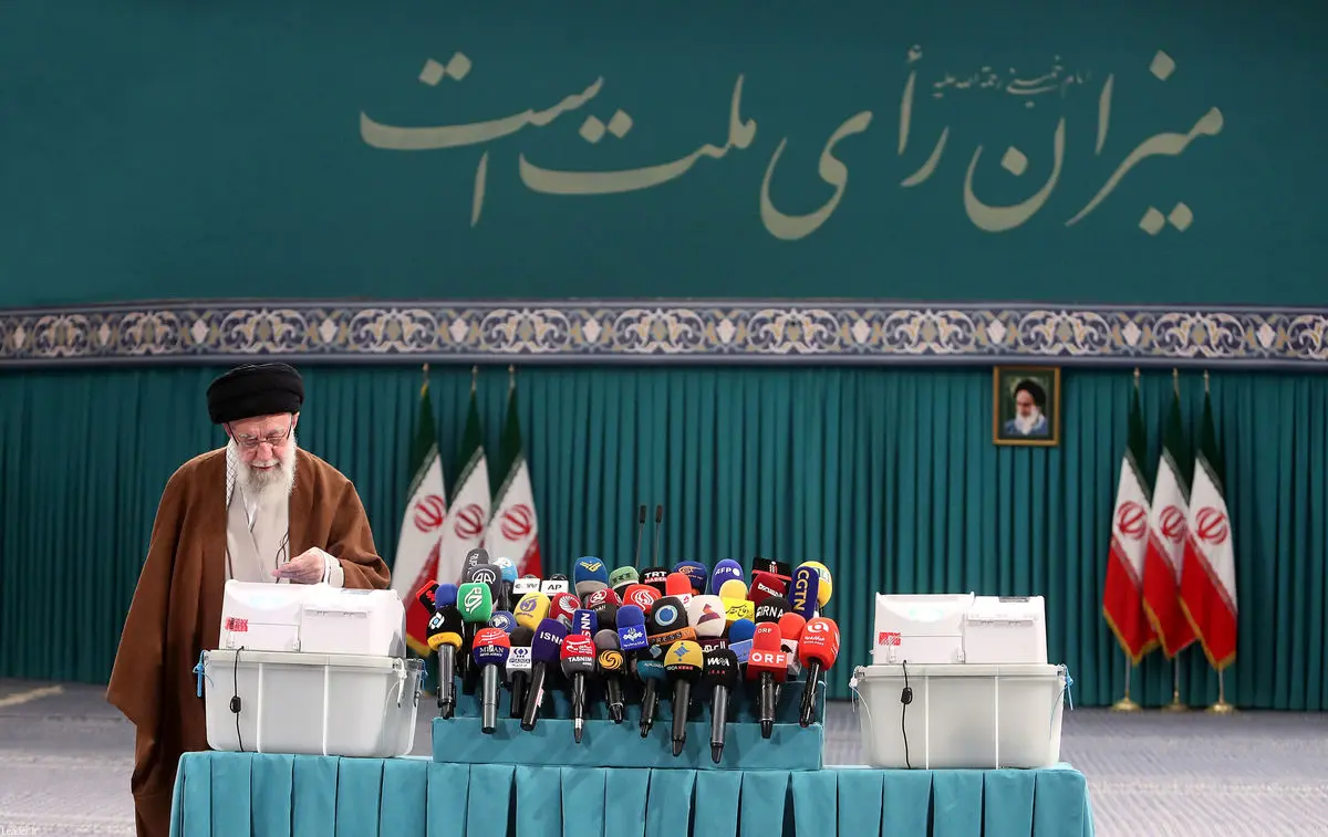 پاسخ رهبر انقلاب به سوال خبرنگار رسانه ملی پس از شرکت در دور دوم انتخابات مجلس