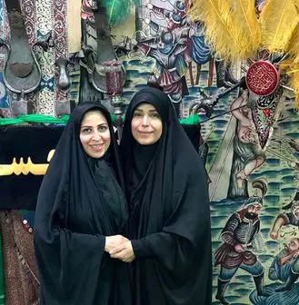 خانم مجری در قدیمی‌ترین تکیه تهران/ عکس
