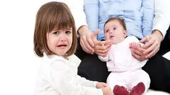 با اضطراب فرزند اول پس از تولد خواهرش چه کنم؟
