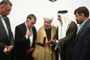 عبای طلایی بر دوش شیخ حسن روحانی+ عکس