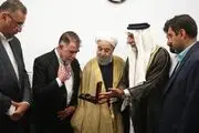 عبای طلایی بر دوش شیخ حسن روحانی+ عکس