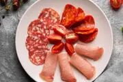تفاوت مهم ژامبون و کالباس و بیکن؛ کدام بهتر است؟