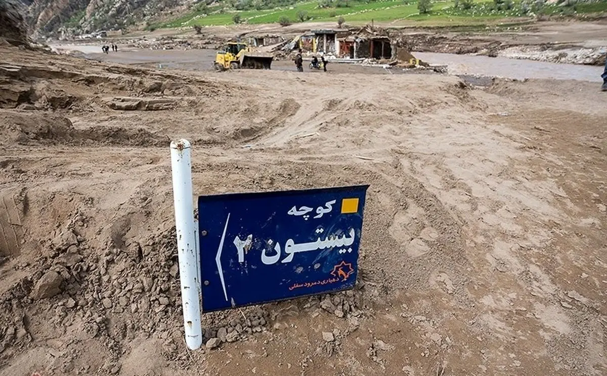 قدردانی متفاوت یک سیل زده از مردم/ عکس