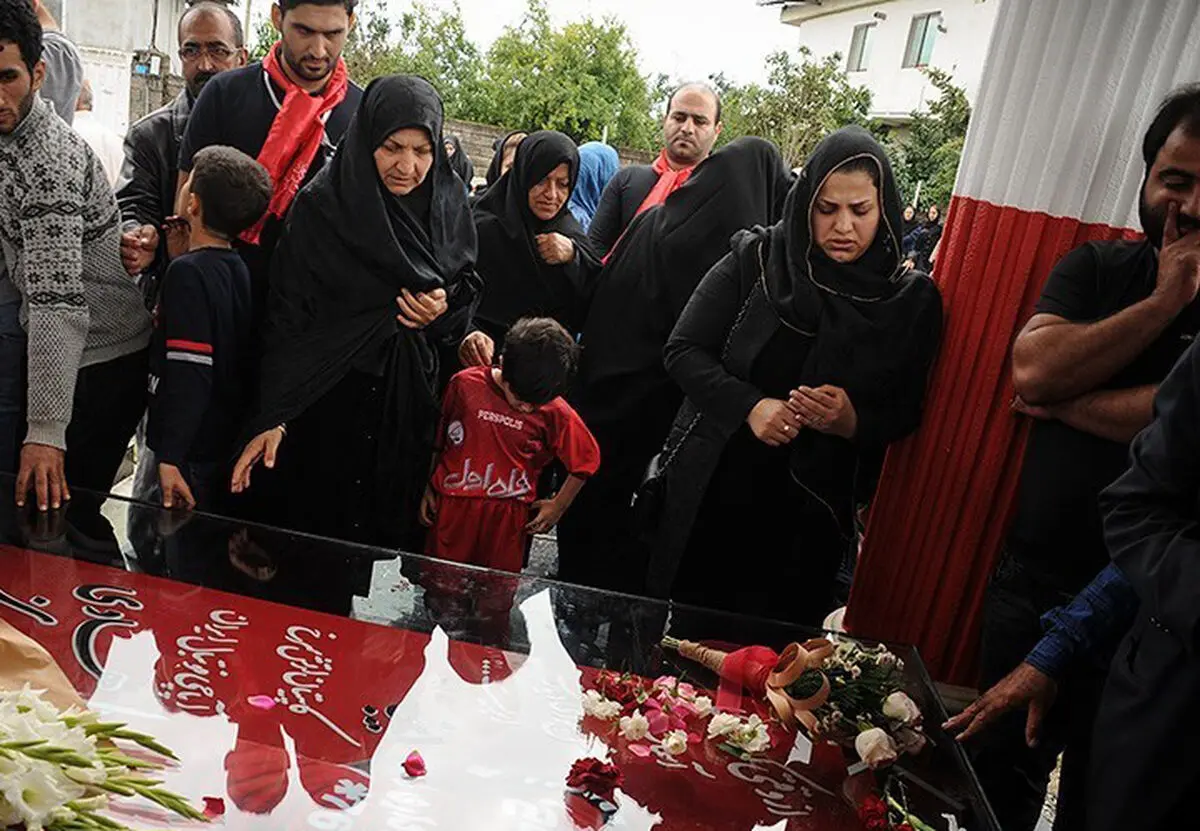 حضور هواداران پرسپولیس پس از قهرمانی بر مزار «هادی نوروزی»