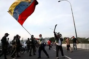 حضور حامیان آمریکایی مادورو در سفارت ونزوئلا