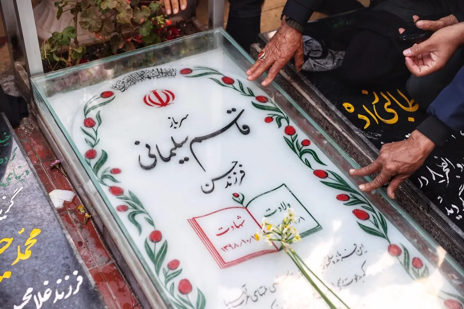 ادای احترام رئیس مجلس به مقام شامخ شهید سپهبد حاج قاسم سلیمانی/گزارش تصویری