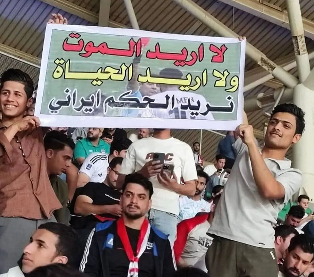 بنر توهین‌آمیز هواداران عراقی علیه علیرضا فغانی