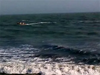 نجات معجزه آسای پدر و 3فرزندش از امواج خروشان دریای عمان
