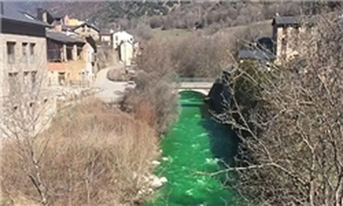 آب این رودخانه سبز شد + عکس