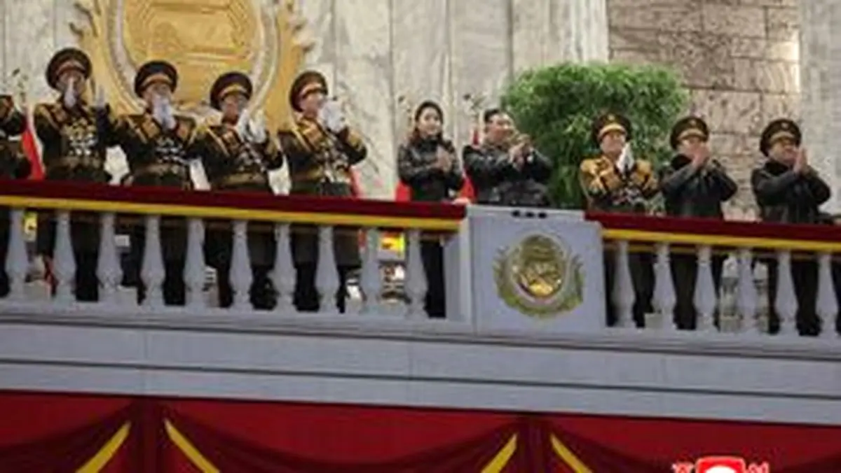 
حضور دختر رهبر کره‌شمالی در رژه نظامی کنار پدرش+ عکس
