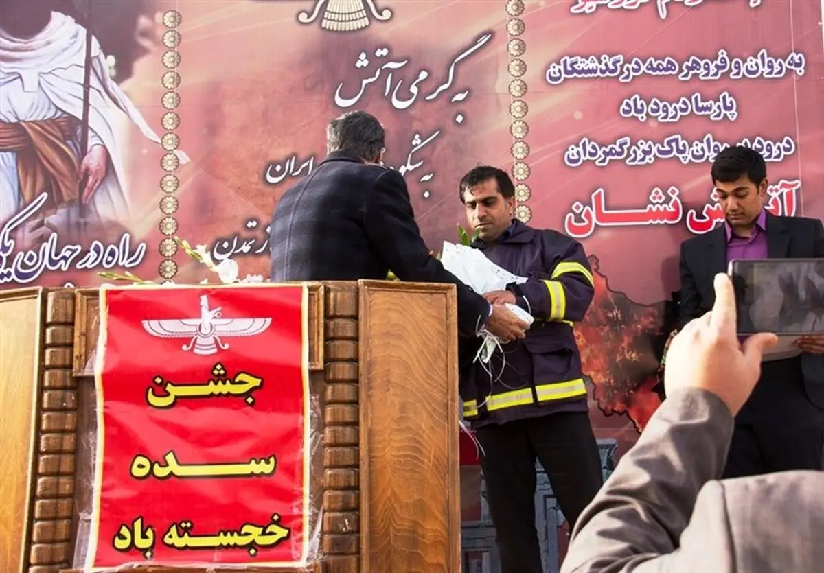 آتشنشانان یزد به نمایندگی از شهدای آتشنشان پلاسکو تجلیل
شدند
+ تصاویر
