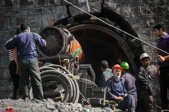 اعتراض شدید و حملۀ کارگران معدن یورت به حضور تبلیغاتی روحانی در محل حادثه/ فیلم
