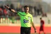 بازیکن بطری آب پرتاب می‌کند و تماشاگران فحش هم می‌دهند 