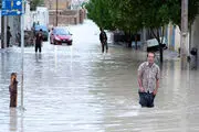  تلاش دیدنی زنان برای مهار سیل/ عکس