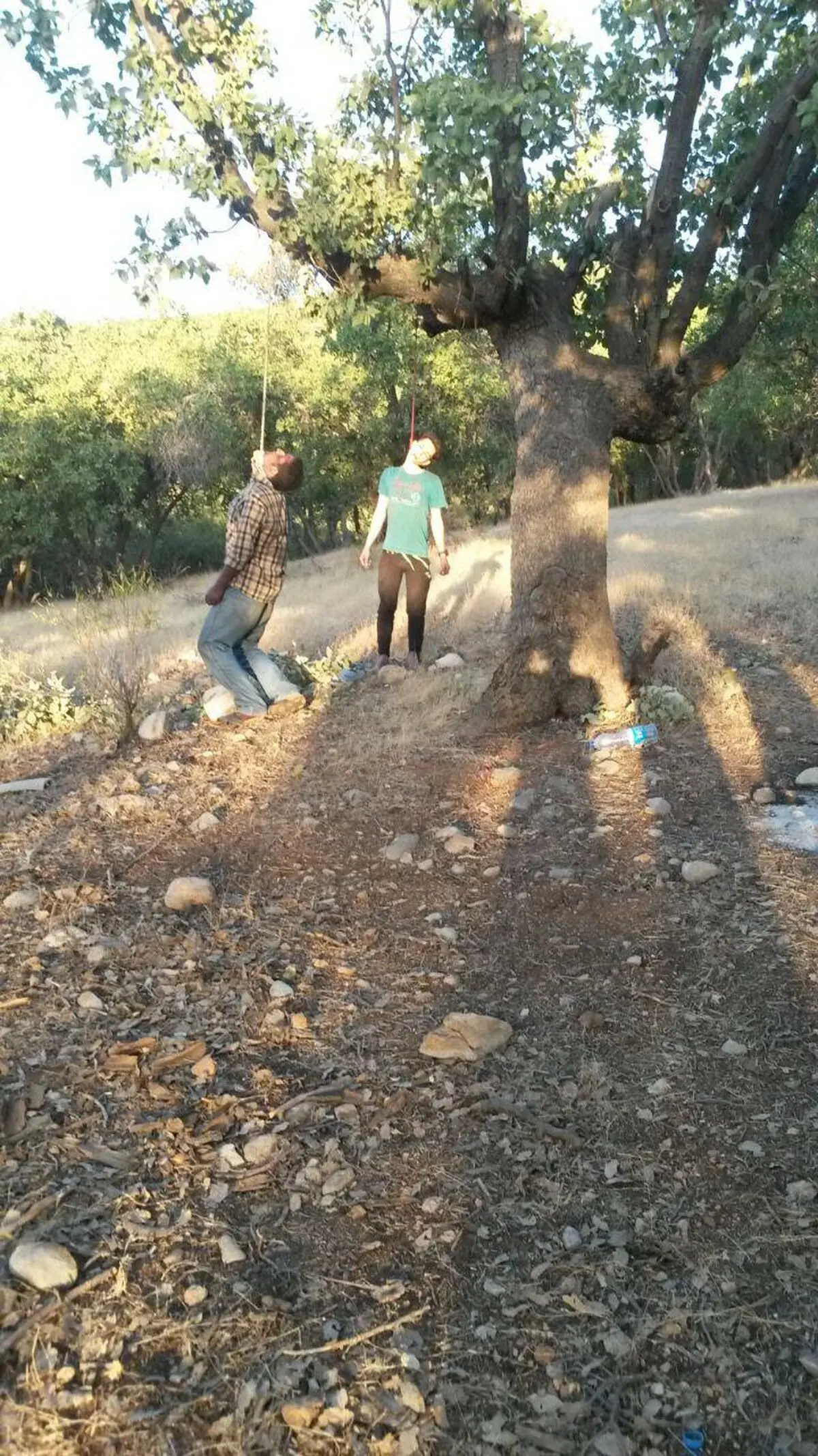 
خودکشی عجیب و همزمان دو جوان باطناب دار + عکس (18+)
