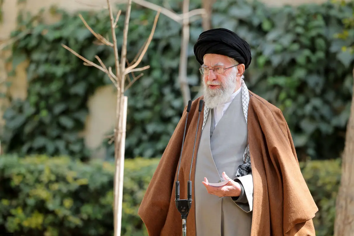 عکس جدید از کوهنوردی رهبرانقلاب