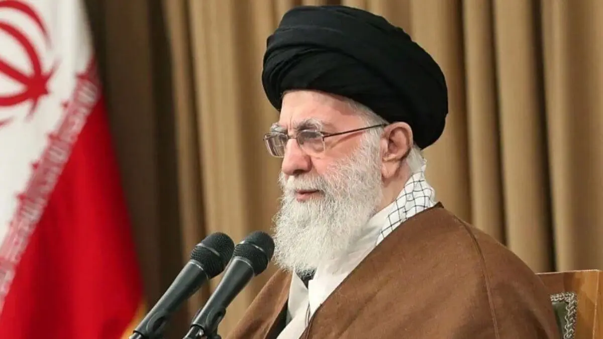 حضور رهبر انقلاب با گان پزشکی در اتاق عمل بیمارستان صحرایی+فیلم