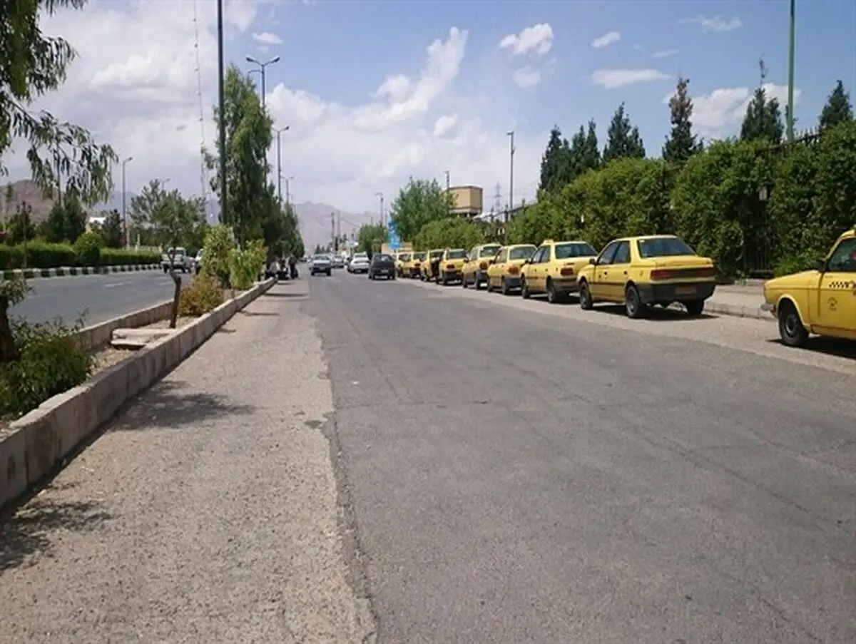تاکسیرانان سمنانی در اعتراض به نرخ کرایه درمقابل استانداری تجمع کردند+تصویر