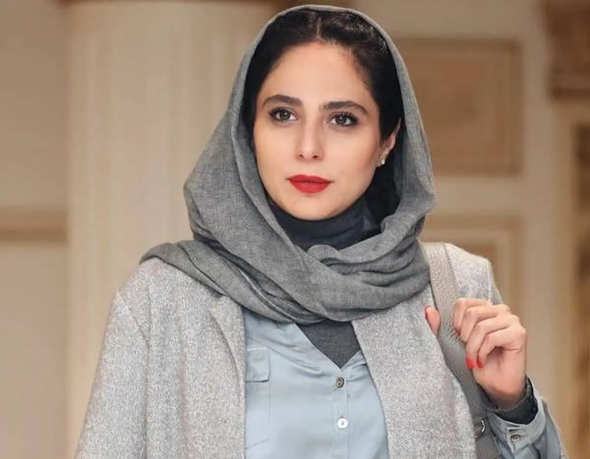 رعنا آزادی‌ور در این عکس، همان سمیرایِ زخم کاری شد
