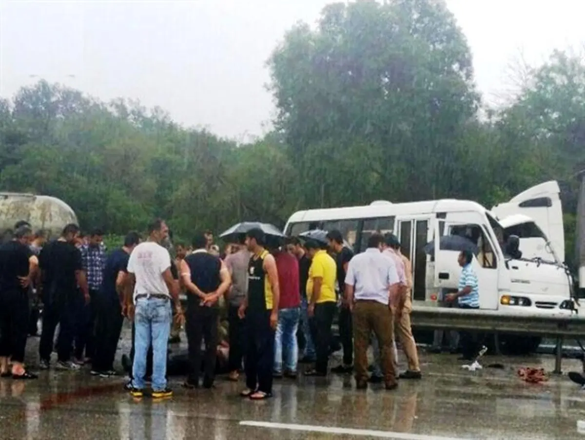 واژگونی مینیبوس کارکنان و سربازان ارتش در نوشهر/ یک سرباز وظیفه جان باخت+تصاویر