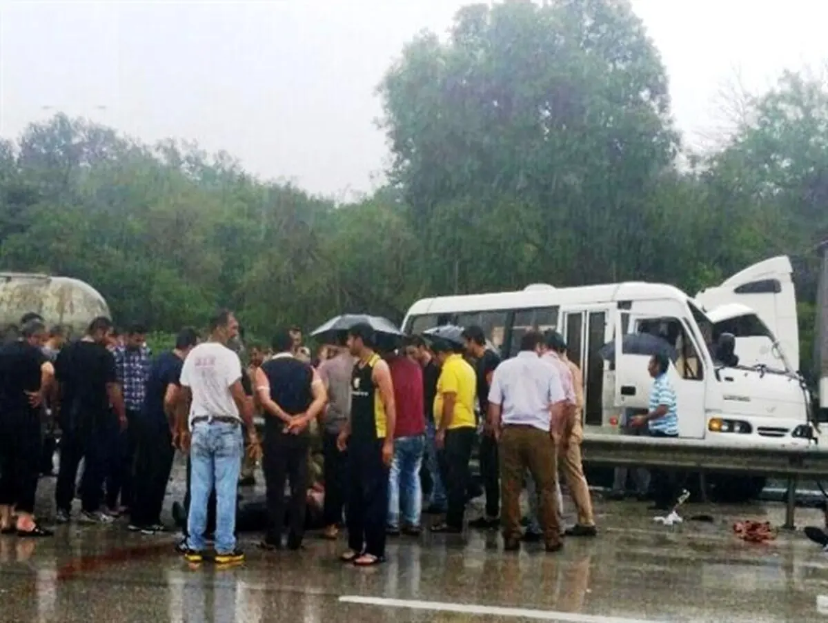واژگونی مینی‌بوس کارکنان و سربازان ارتش در نوشهر/ یک سرباز وظیفه جان باخت+تصاویر