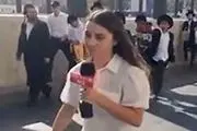 حمله به خبرنگار زن اسرائیلی به دلیل حجاتب نداشتن! +فیلم
