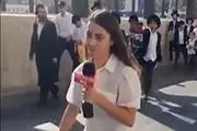 حمله به خبرنگار زن اسرائیلی به دلیل حجاتب نداشتن! +فیلم