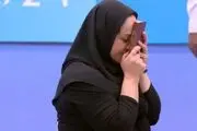 لحظه احساسی بوسه دختر مدال آور المپیک بر دستان مادر شهید