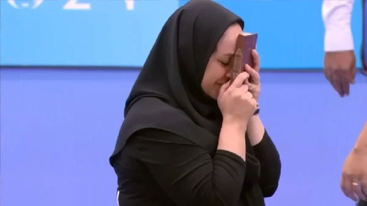 لحظه احساسی بوسه دختر مدال آور المپیک بر دستان مادر شهید