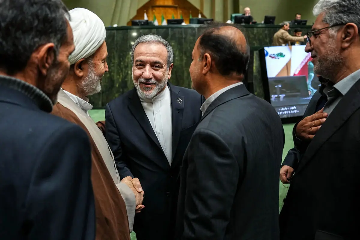 کت متفاوت عراقچی در مجلس +عکس