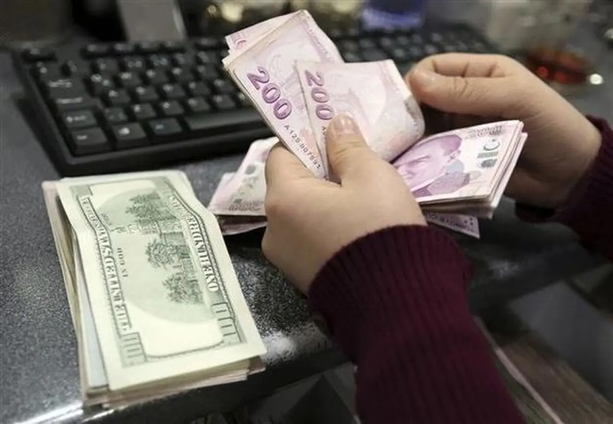 لیر همچنان روی ریل کاهش