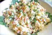 دستور تهیه یک نوع سالاد خوشمزه با نخود فرنگی و تخم مرغ
