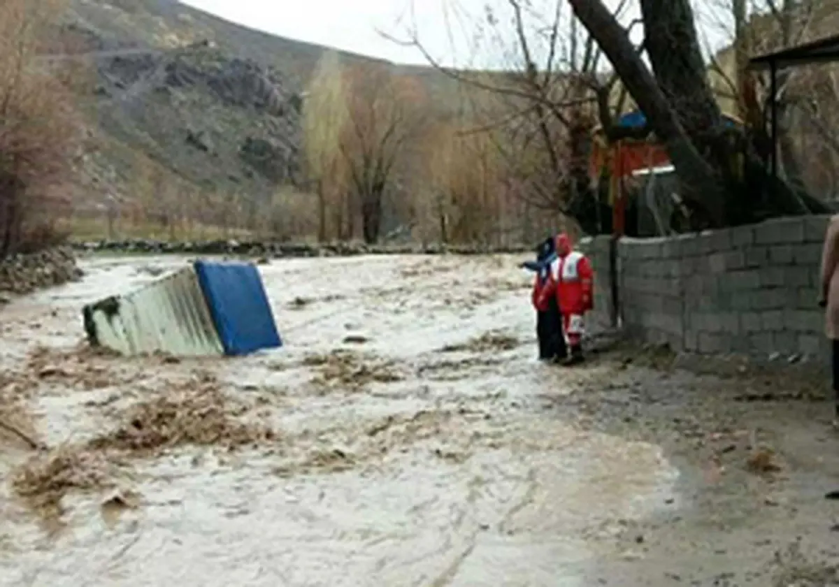 رهاسازی 6 خودرو از مسیر سیلاب