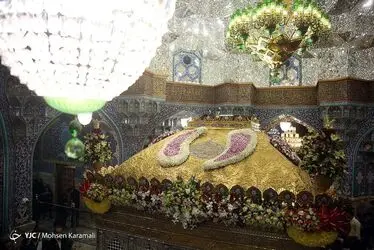 گل آرایی ضریح مطهر حضرت معصومه(س)/ گزارش تصویری 