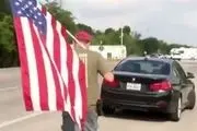 حامی ترامپ با اسلحه و پرچم آمریکا در محل تیراندازی تگزاس