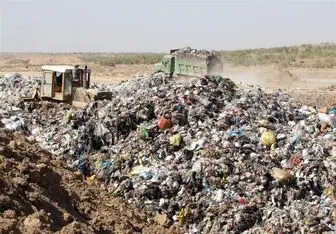 جمع‌آوری زباله‌ها در مناطق سیل زده خوزستان
