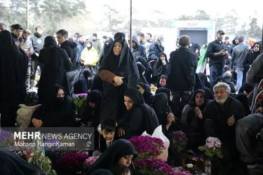 لحظات تحویل سال در گلزار شهدای تهران