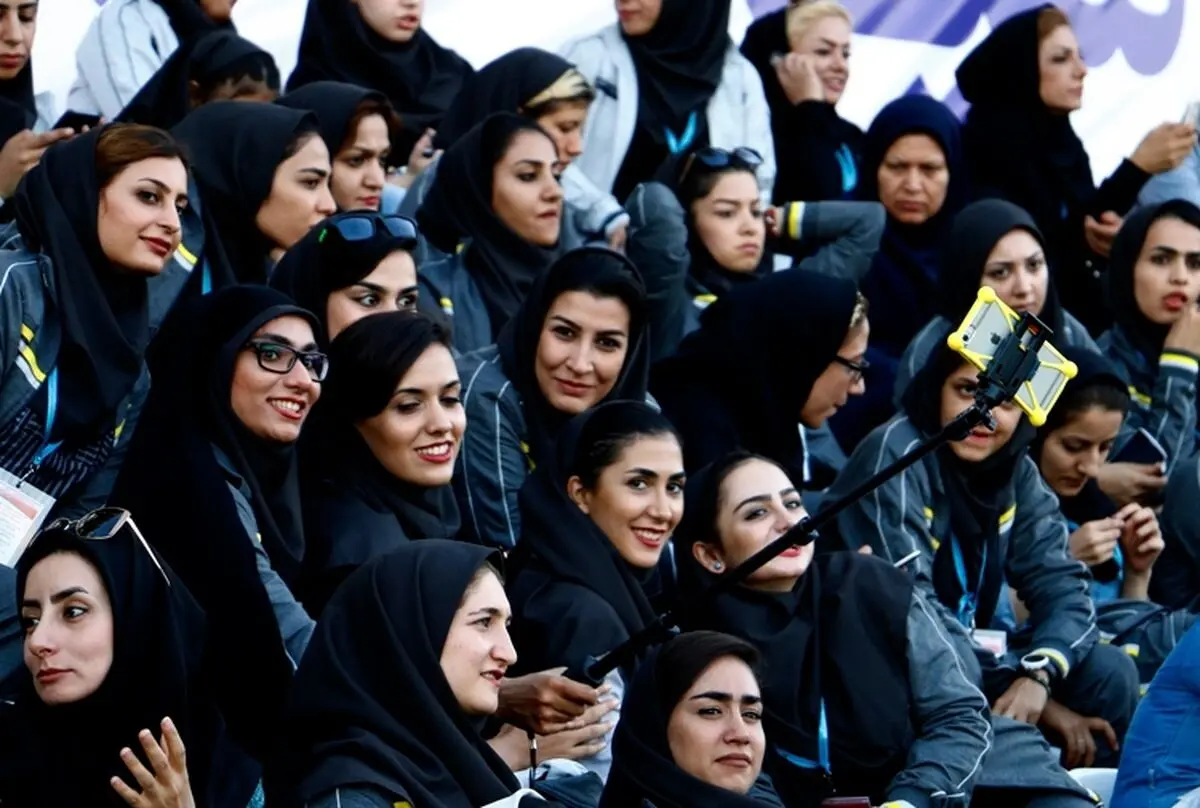 بنر جنجالی نحوه پوشش دانشجویان در دانشگاه