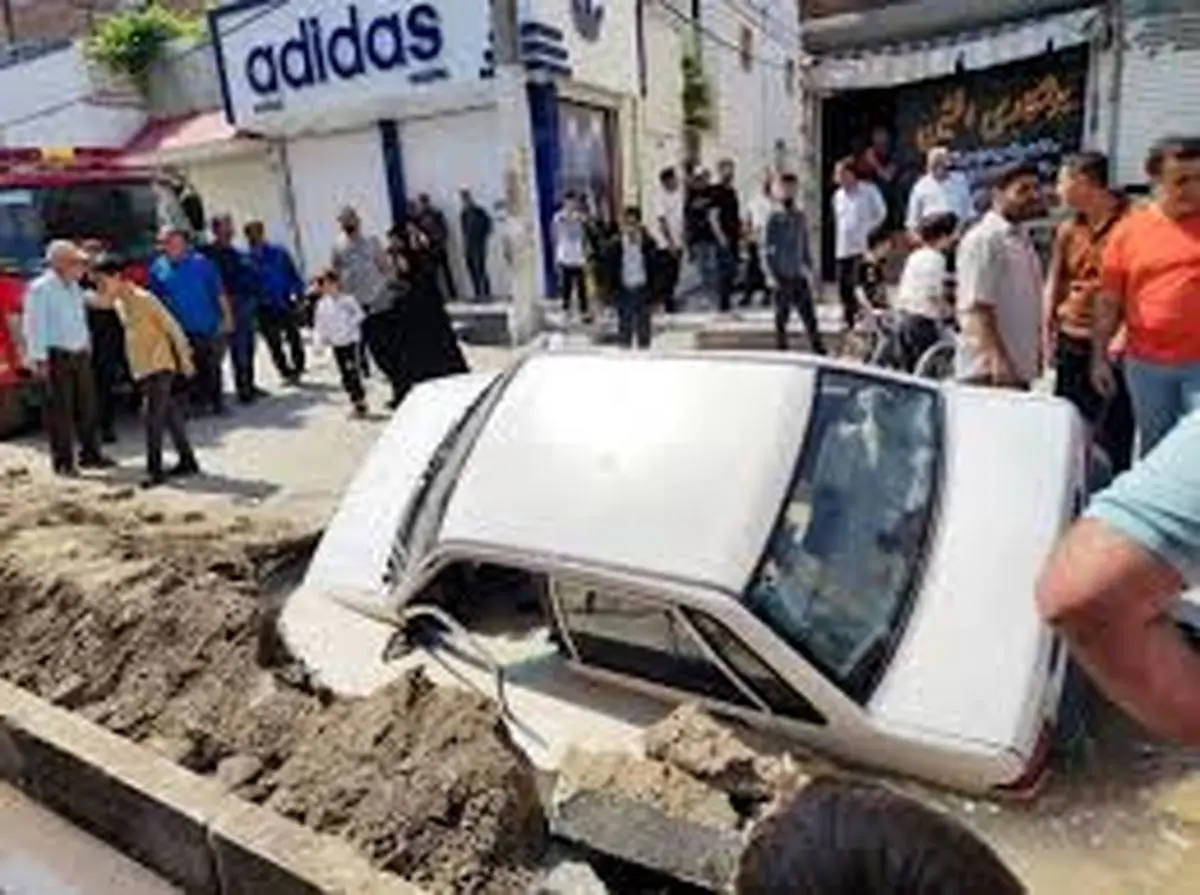فرونشست وحشتناک؛ پراید در زمین فرو رفت