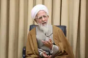 تصویر خاص از مرجع تقلید معروف بر سر مزار همسرش