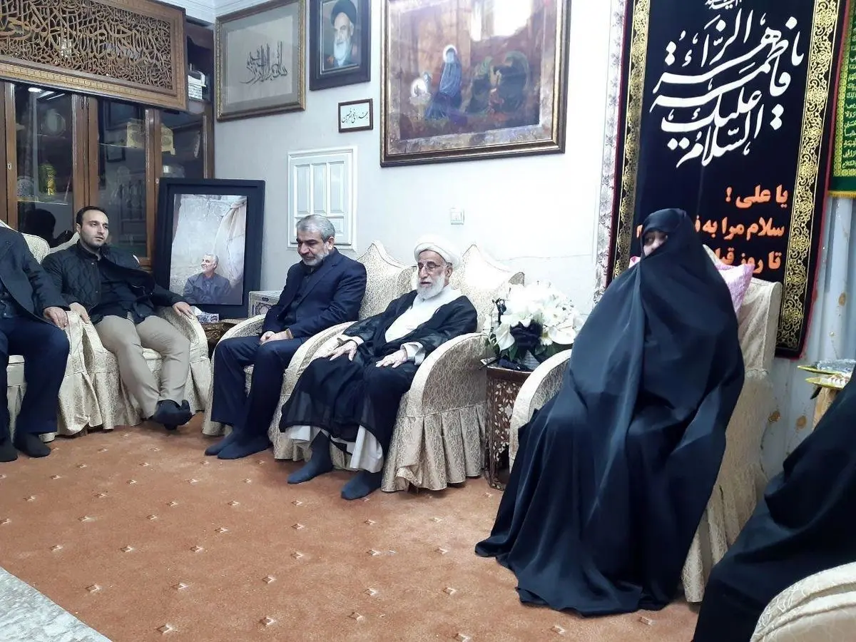 حضور آیتالله جنتی در منزل شهید سپهبد حاج قاسم سلیمانی