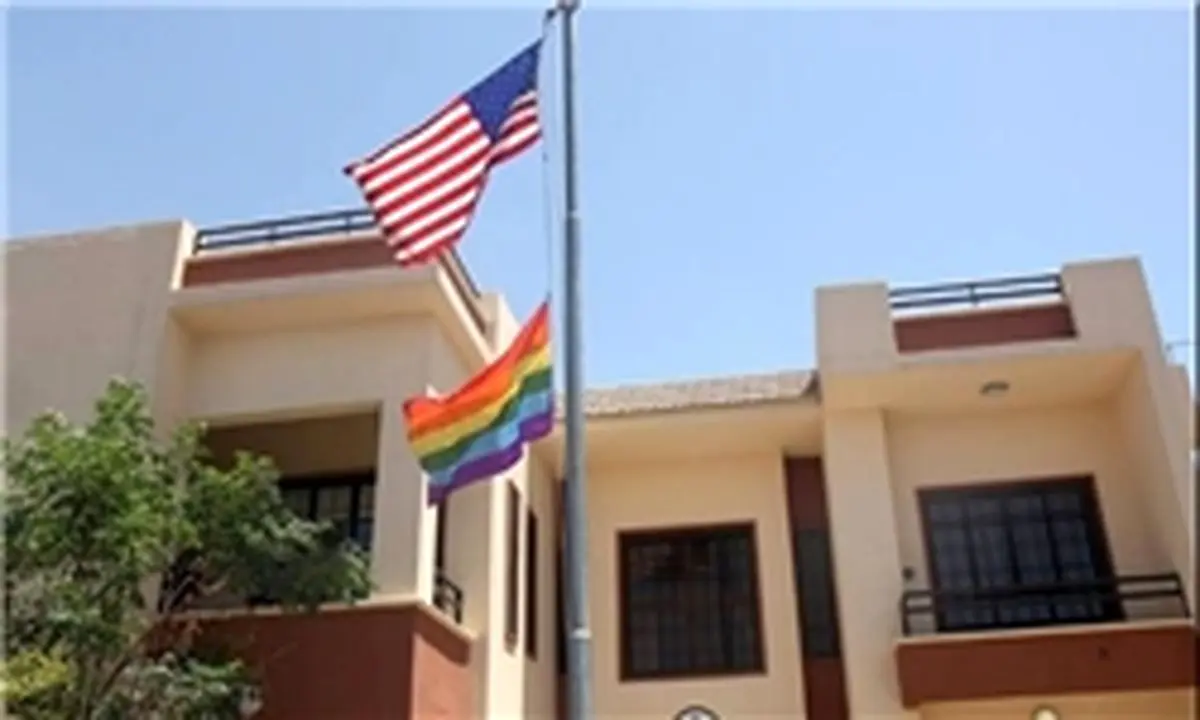 نصب پرچم همجنسگرایان بر فراز کنسولگری آمریکا
