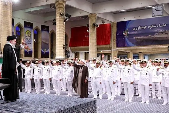 دیدار کارکنان و خانواده‌های ناوگروه ۸۶ ارتش با رهبر معظم انقلاب/گزارش تصویری