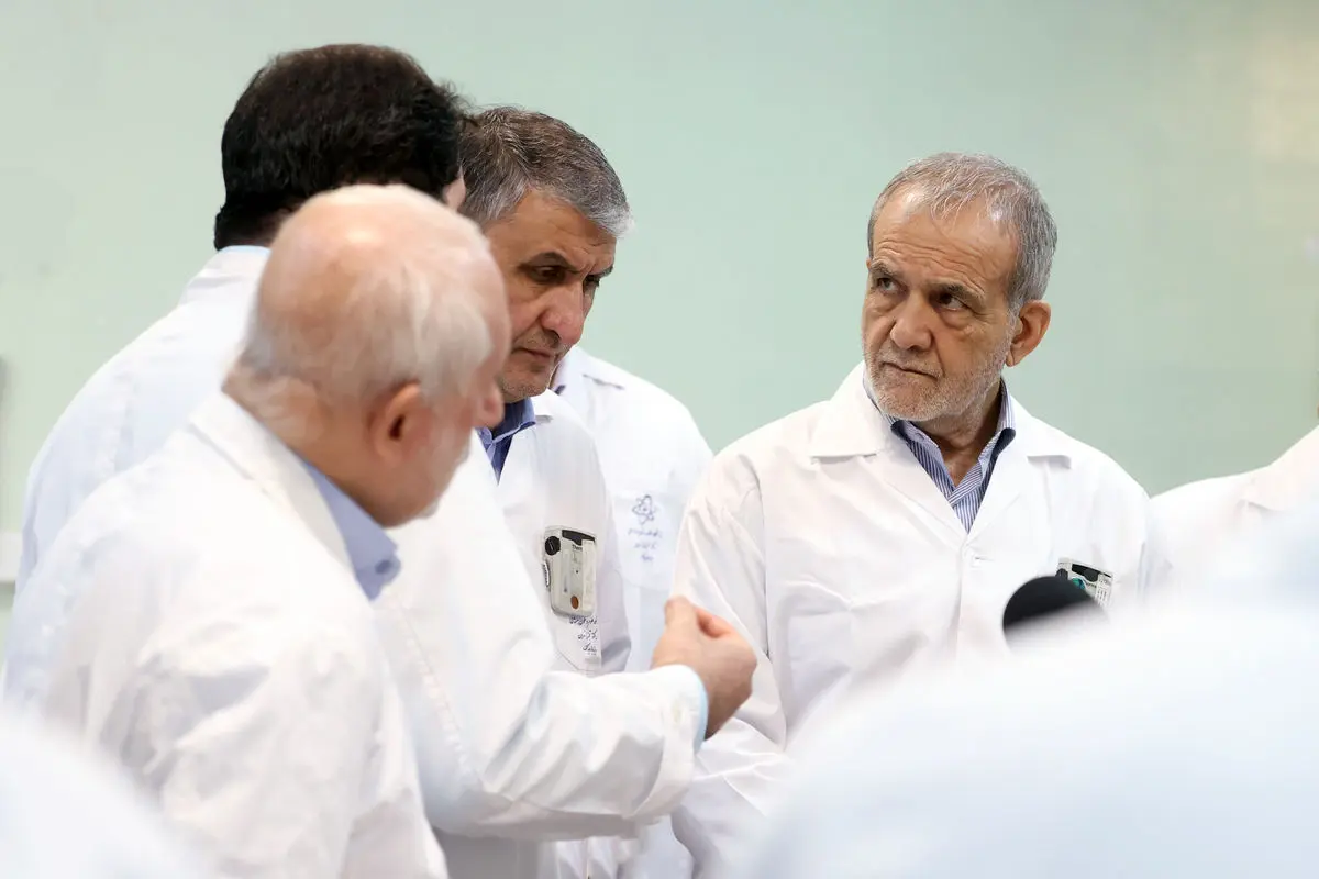 پزشکیان با روپوش سفید در جمع مدیران ارشد هستهای