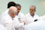 پزشکیان با روپوش سفید در جمع مدیران ارشد هسته‌ای